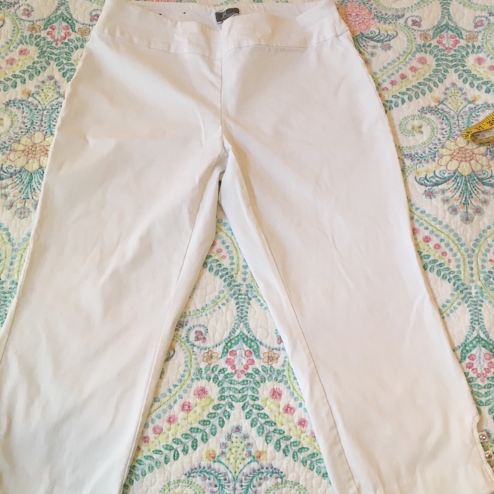 White cropped pants with pull o waist and stretch